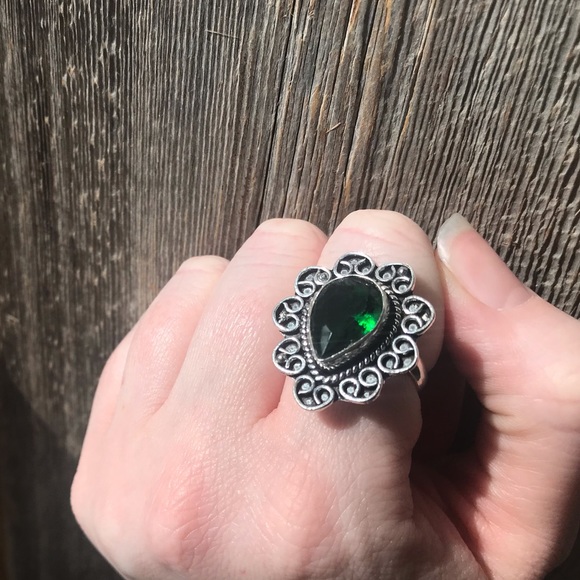 Silver plated emerald green quartz boho cocktail ring with filigree scrollwork - Picture 9 of 11
